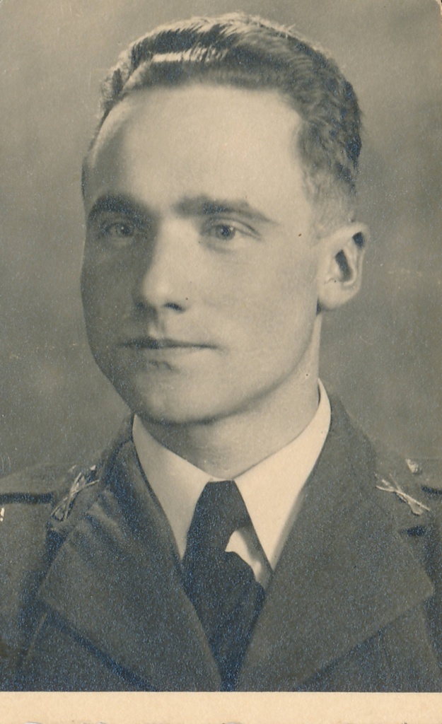 Portreefoto. Eesti kaitsevägi. Piirivalvur esindusvormis. 1920-1930ndatel.
