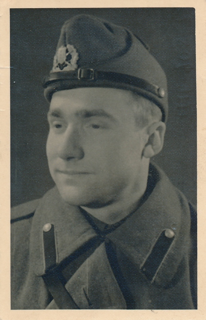 Portreefoto. Eesti kaitsevägi. Sõjaväelane sõjaväevormis. 1920-1930ndatel.