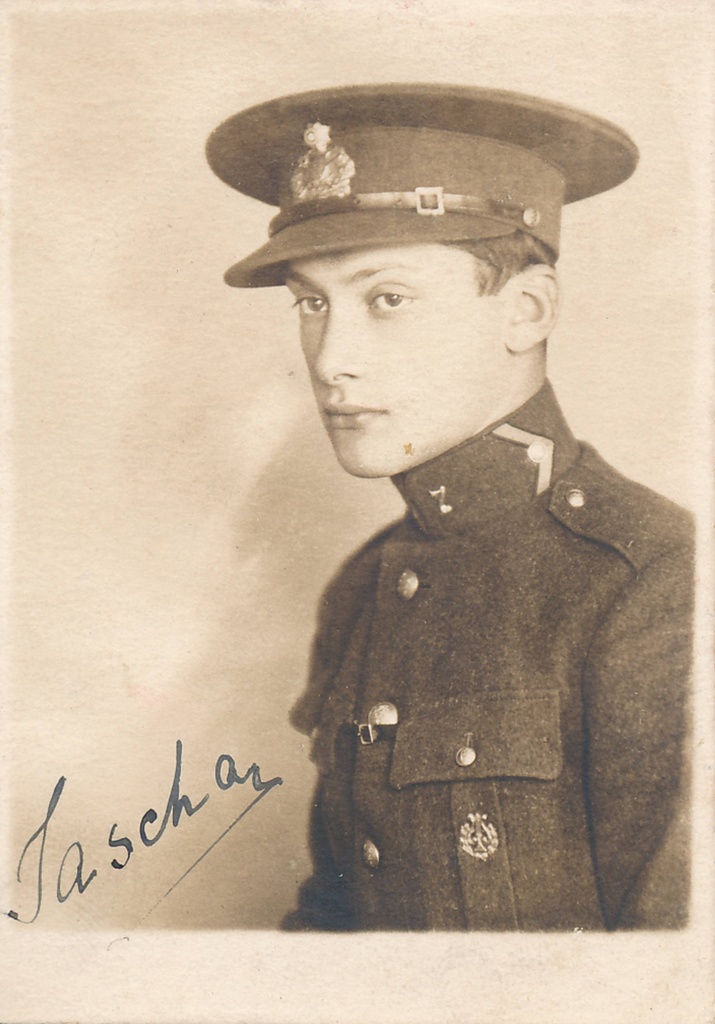 Portreefoto. Eesti kaitsevägi. Sõjaväelane sõjaväevormis. 1920-1930ndatel.