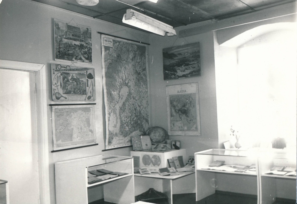 Hiiumaa muuseum. Kooliteemaline näitus. 1990ndatel.