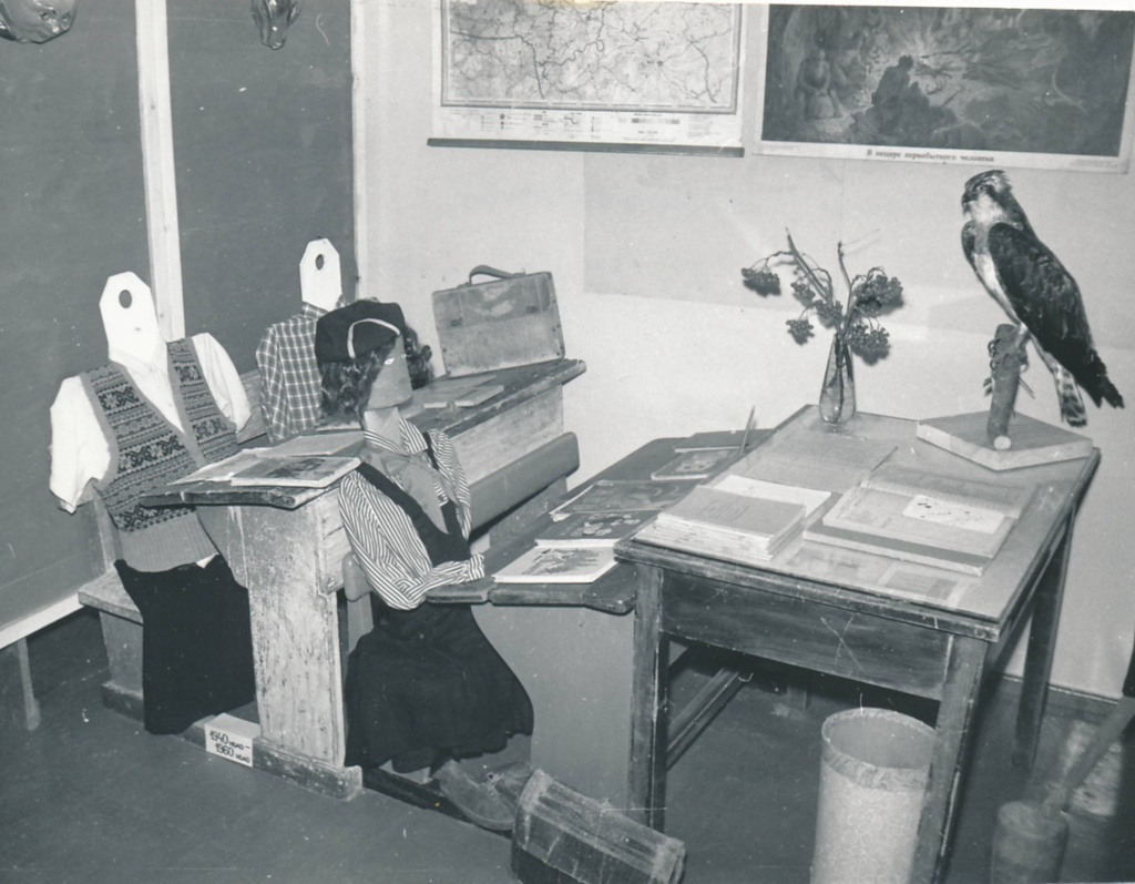 Hiiumaa muuseum. Kooliteemaline näitus. 1990ndatel.