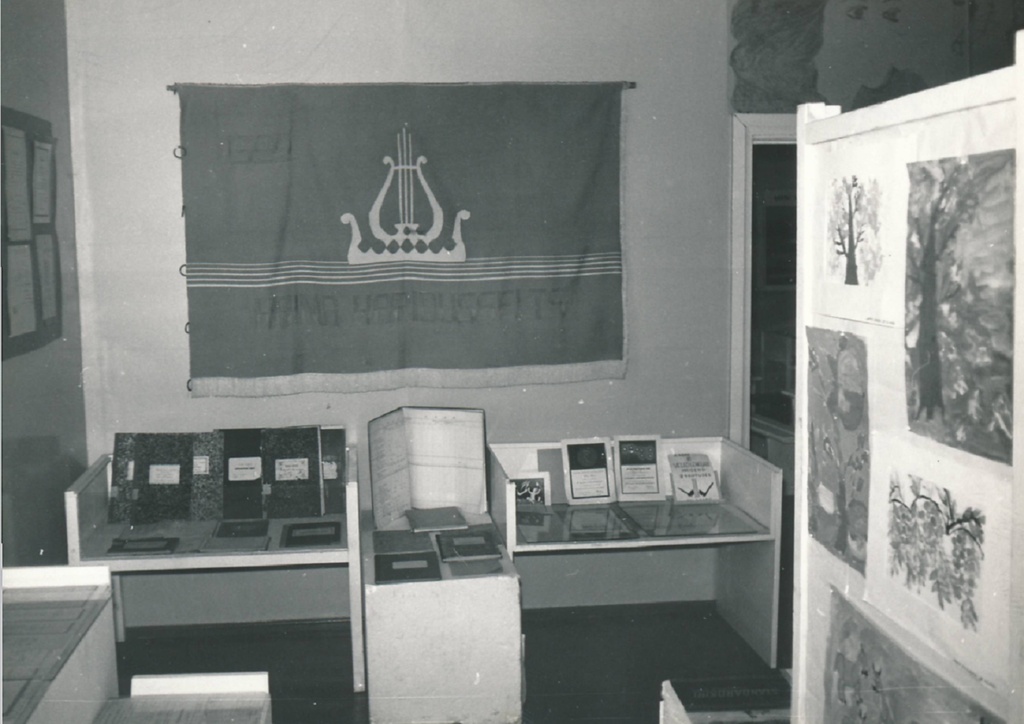 Hiiumaa muuseum. Kooliteemaline näitus. 1990ndatel.