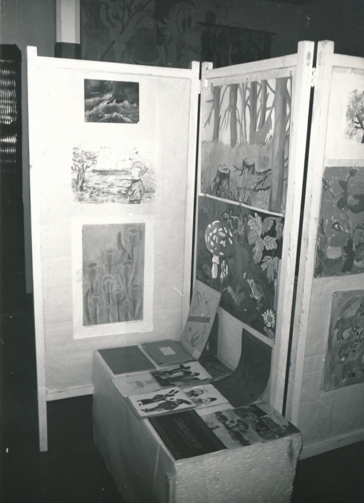 Hiiumaa muuseum. Kooliteemaline näitus. 1990ndatel.