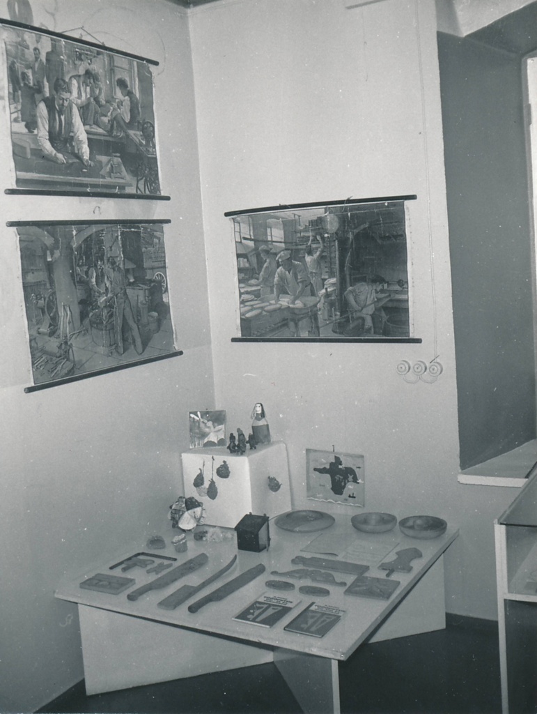 Hiiumaa muuseum. Kooliteemaline näitus. 1990ndatel.