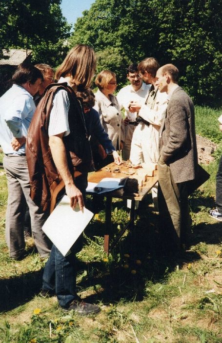 Rahvusvahelisest arheoloogiaseminarist osavõtjad. Tartu, 1997. Foto Silja Paris.