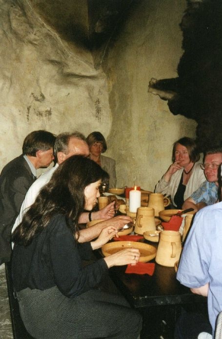 Rahvusvahelisest arheoloogiaseminarist osavõtjad keskaja stiili järgivas restoranis Olde Hansa. Tallinn, 1999.