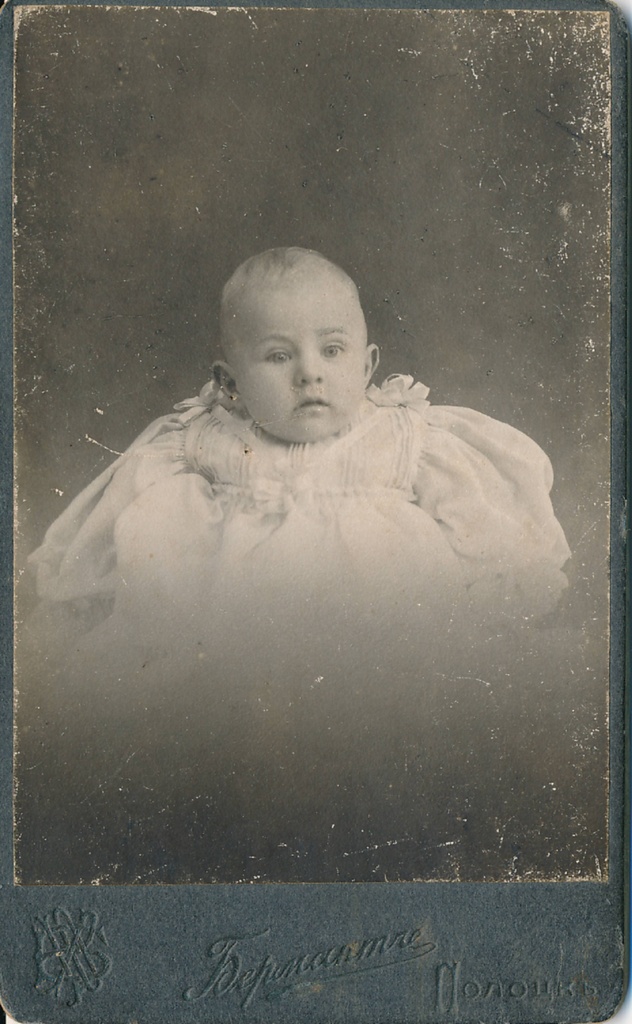 Portreefoto. Väike tüdruk. Polotsk, 20. sajandi algus.
