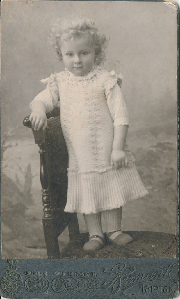 Portreefoto. Väike tüdruk. Polotsk, 20. sajandi algus.