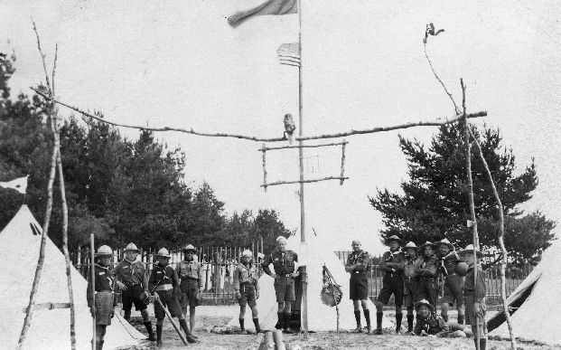 Eesti skaudid laagris, lipumastis Eesti ja Ameerika Ühendriikide lipud. Eesti, 1930-1940.