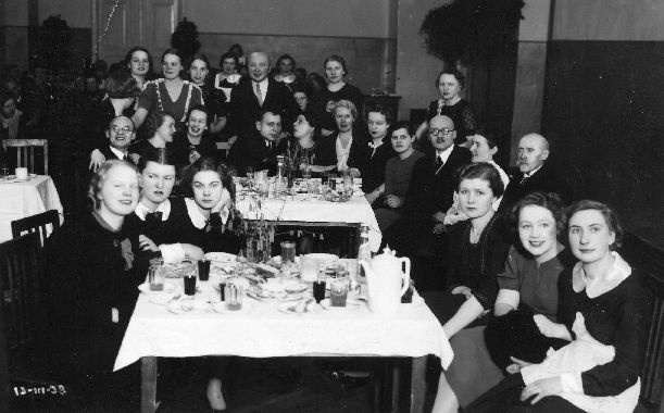 Tartu tütarlaste gümnaasiumi  (TTG)  õpilased koos õpetajatega peolauas, 1938. Foto P. Karmet.