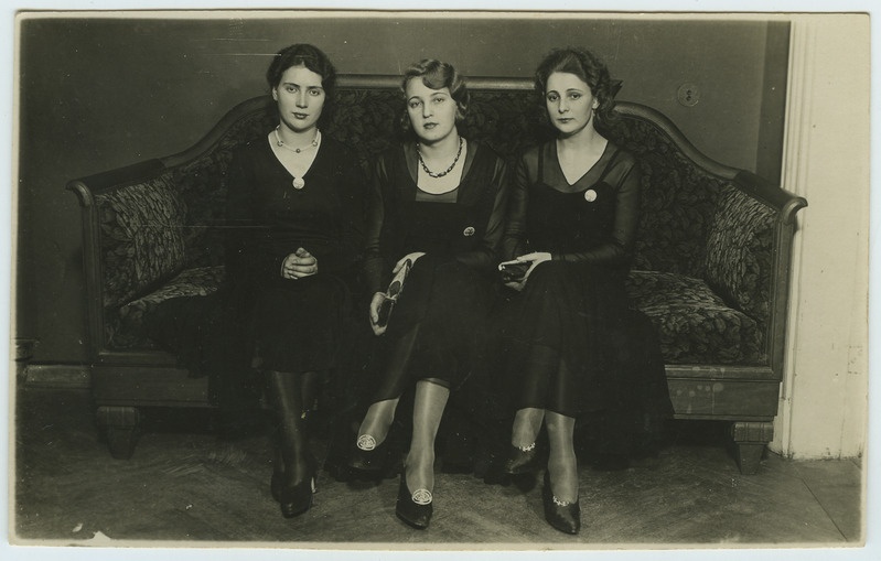 Miss Estonia 1931 Lilly Silberg, I näitsik Liisa Dolgoševa, II näitsik Eliise Steinmann. Tallinn, 1931.