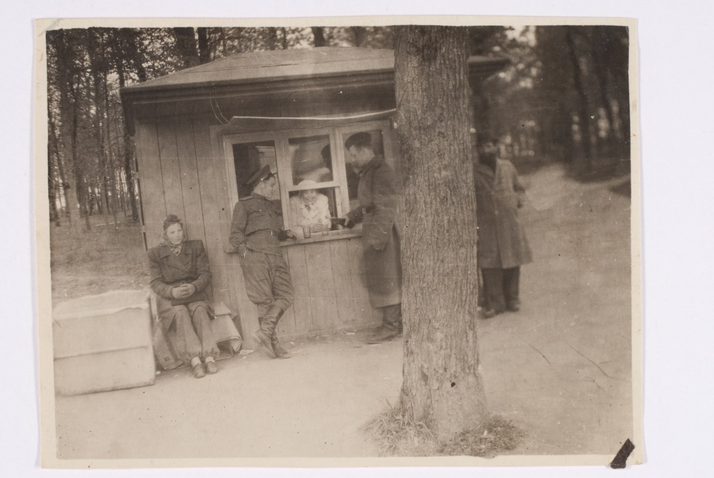 Joogikiosk Põltsamaa linna pargis. Alustas tegevust 1946, tegutses mitu aastat.