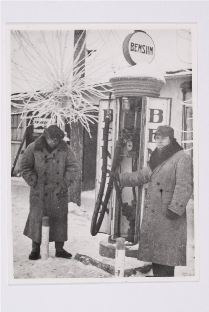 Majandusühingu uue peakaupluse juurde 1937.a püstitatud bensiiniautomaat, mis töötas ööpäev läbi.