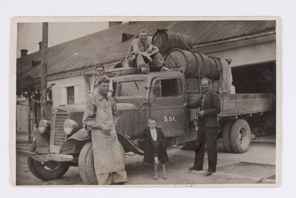 Põltsamaa Majandusühingu  veoauto "Internatsionaal" (5,5 t) peakaupluse ees, kus asus ka laoruume, 1940. a