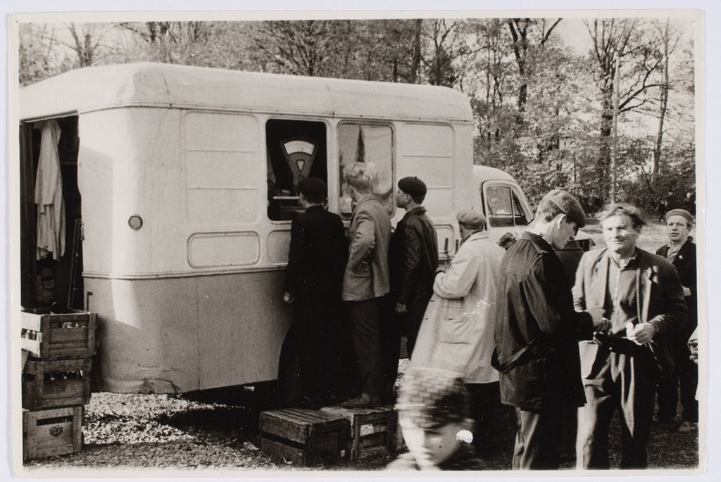 Autokauplus rahvast teenindamas. Esimene autokauplus Põltsamaa kooperatiivis hakkas tööle 1961.a.
