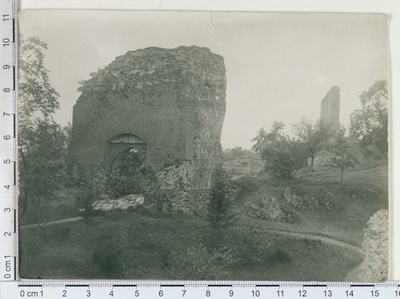 Ordulinnuse varemed lossiväravaga Viljandis  similar photo