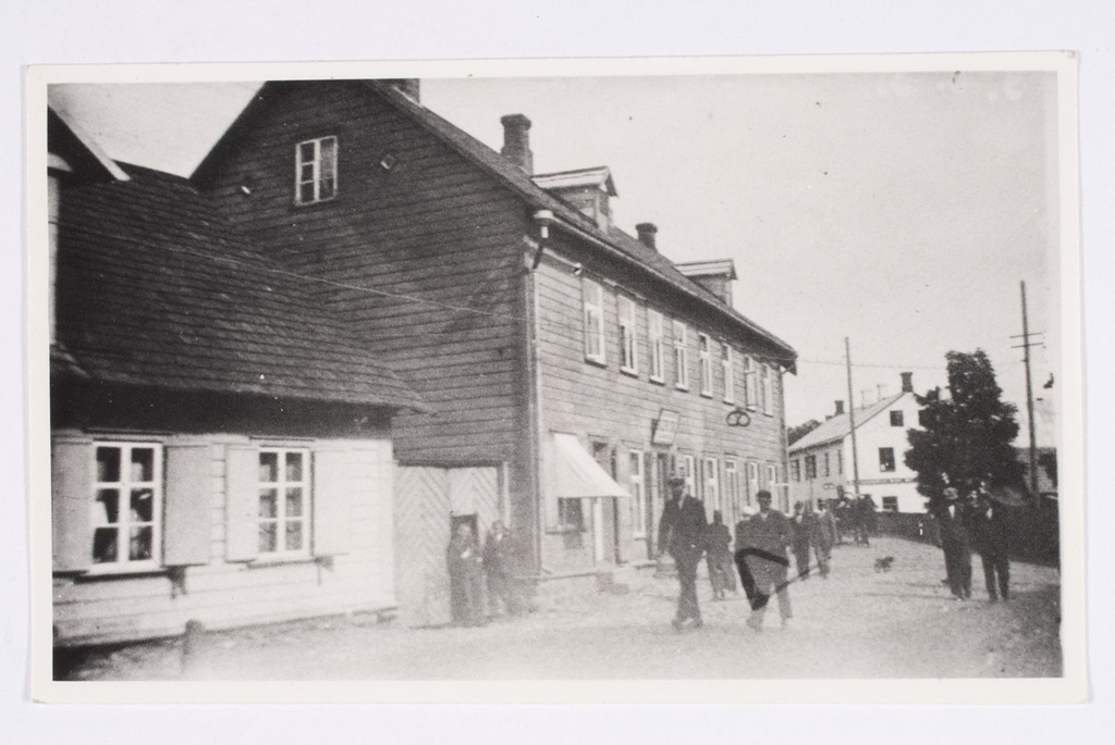 Mihkel Jürmanni maja (kringliga) asusid Viru kohvik ja Lossi-proua ehk Saariku Anna pudupood (aknakattega).