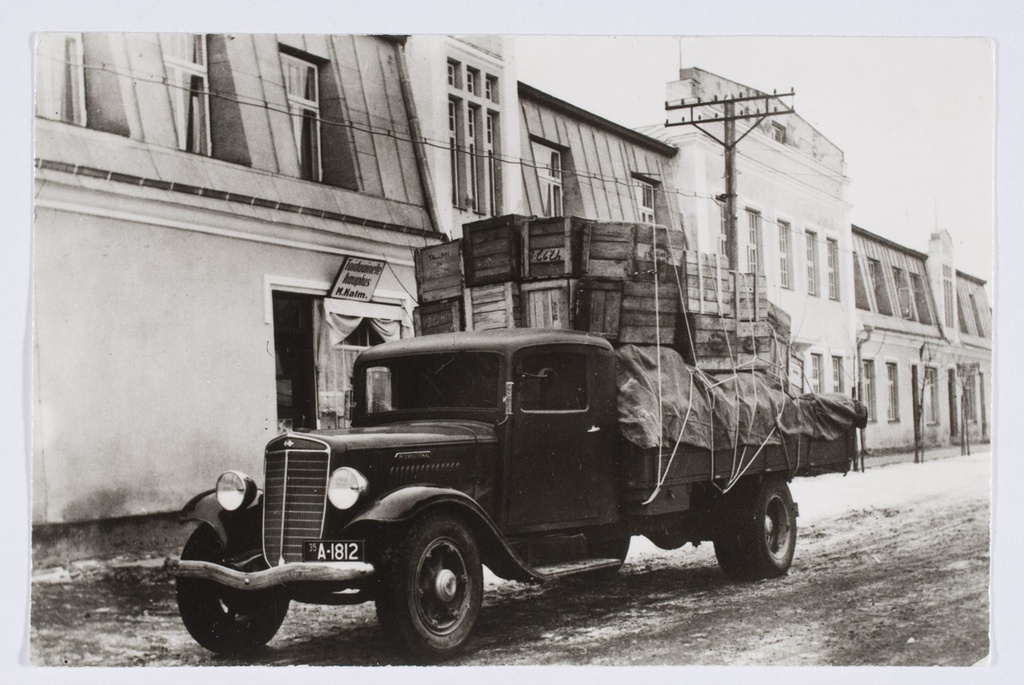Põltsamaa kaubakontori kaubaauto Saare restorani "Eeriku" ees 1935.