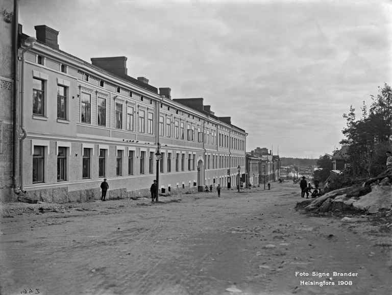 Vilhonvuorenkatu 4, 6, 8.