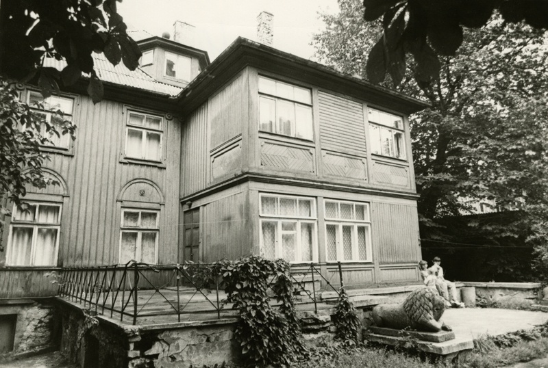 Korterelamu Tallinnas Lennuki 26, vaade tagafassaadile, esiplaanil terrass. Arhitektid Herbert Johanson, V. Reinholdt