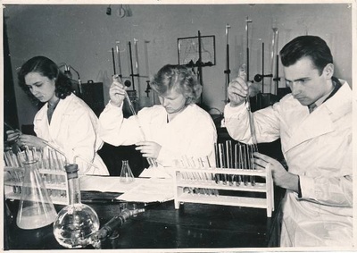 Tartu Ülikool. Keemiaosakonna üliõpilased laboratooriumis. 1965.a.  similar photo