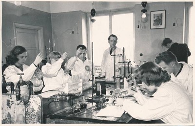 Tartu Ülikool. Keemiaosakonna üliõpilased laboratooriumis. 1965.a.  similar photo