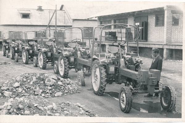 Tartu Põllumajandus-varustuse baas Veerikul, uued traktorite šassiid Saksa DV-st. 1966