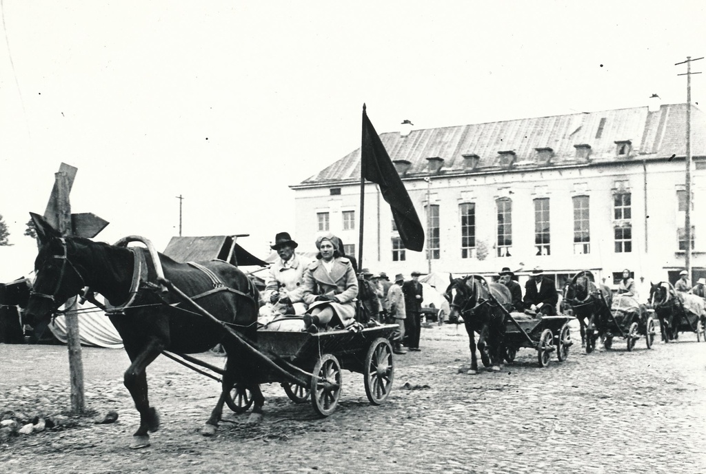Foto.  Leevi valla talupoegade punavoor Võrus Lenini tänaval 1945.a.