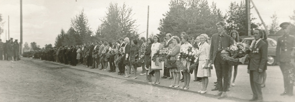 Foto. Pärgade asetamine   Suures Isamaasõjas langenute kalmudele Võrus