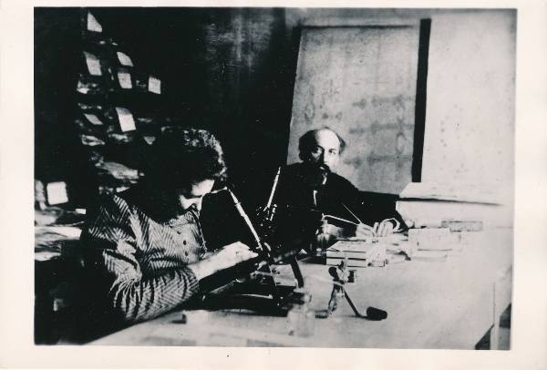 Portreefoto. TÜ Botaanikaprofessor Edmund August Friedrich Russow (1841–1897) koos abikaasaga. 19. sajand.