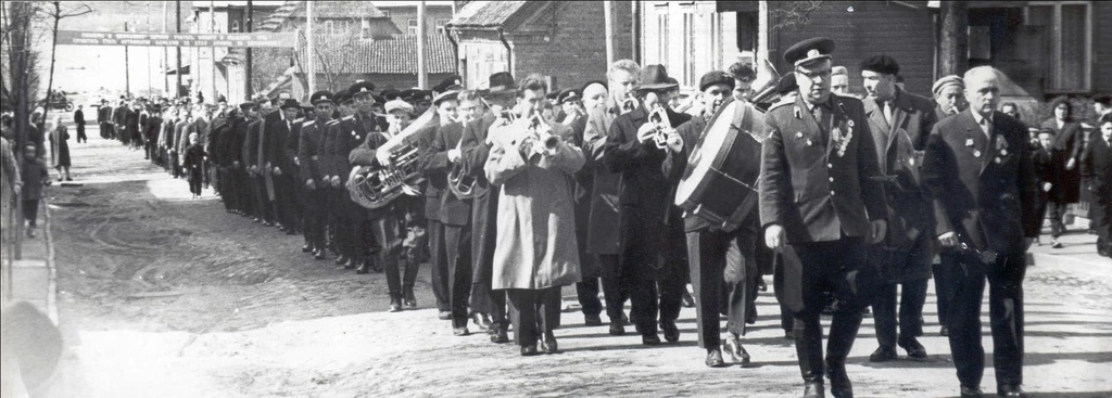 Foto. Suure Isamaasõja 20.aastapäevale pühenmdatud miiting Võrus 9.mail 1965.a. Vaade demonstrantidele.
