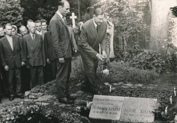 Tartu Kultuurimaja meeskoor Juhan Simmi haual. 1965