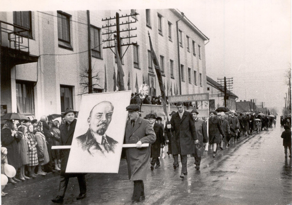 Foto. SSOR 50. aastapäevale pühendatud demonstratsioon Võrus.