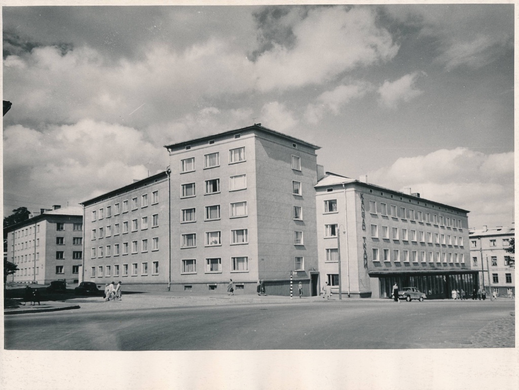 Tartu linnavaade. Uusehitus Riia ja Akadeemia tn nurgal. 1960ndatel.