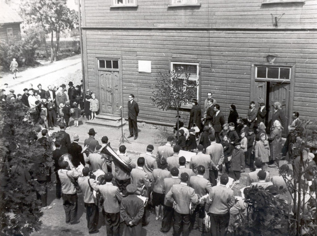Foto. Helilooja Ed. Tamme mälestustahvli avamine 30.mail 1965.a. Võrus, Kreutzwaldi t. 51 majale, kus ta elas 1933 - 1941.