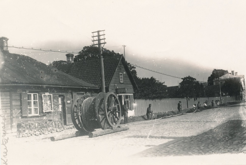 Fotopostkaart. 200 - paarilise sidekaabli maandamine Võrus 1939.a. Tartu tänaval.
