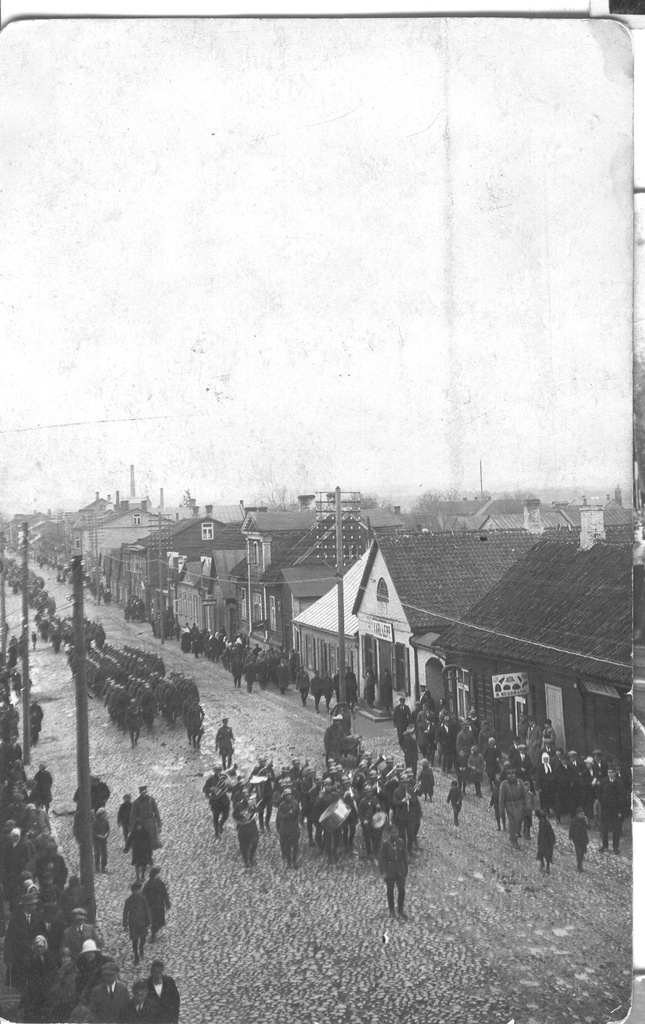 Foto. Rongkäik Võrus Kreutzwaldi tänaval 1920.a.
