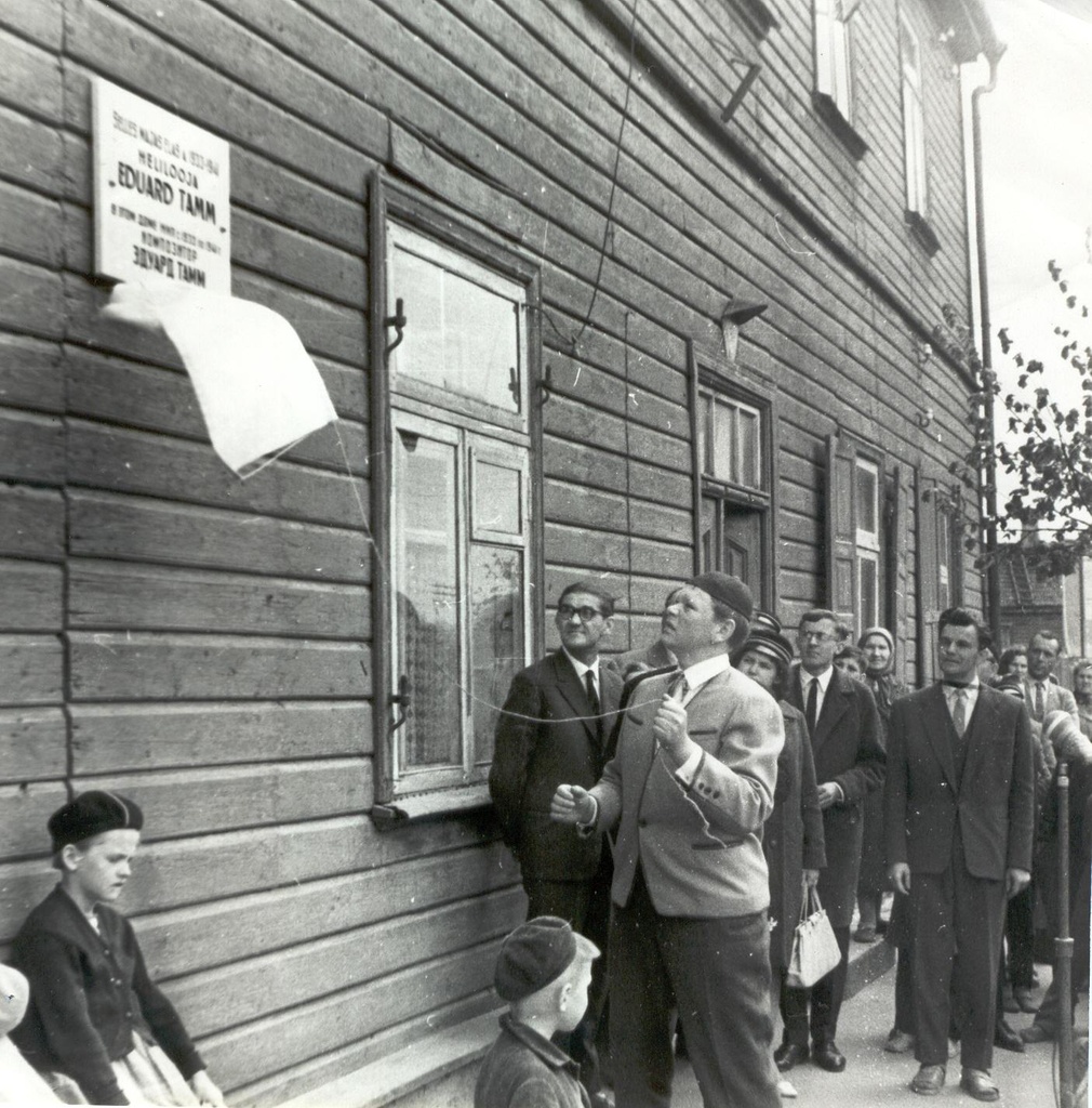 Foto. Helilooja Ed. Tamme mälestustahvli avamine 30.mail 1965.a. Võrus, Kreutzwaldi t. 51 majale, kus ta elas 1933 - 1941.