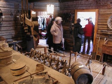 Heimtali koduloomuuseum, vanad talu majapidamisesemed. Viljandimaa, 2005. Foto  Tiia Reisner.