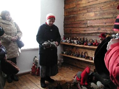 Heimtali koduloomuuseum, keskel Anu Raud.   Viljandimaa, 2005. Foto  Tiia Reisner.