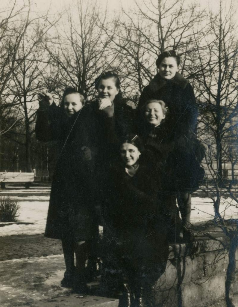 Foto. Grupp koolitüdrukuid Koidula pargis. Aino Vahteri kooliõdede pildid Pärnu Gümnaasiumist ajavahemikul 1936-1940