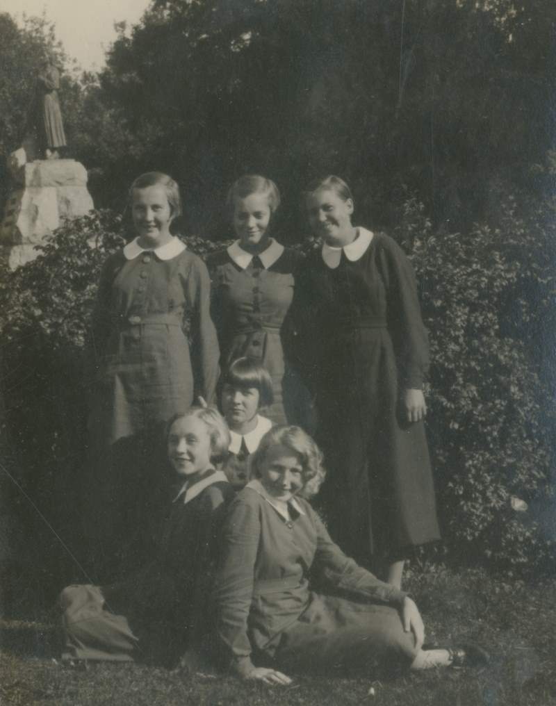 Foto. Grupp koolitüdrukuid Koidula pargis. Aino Vahteri kooliõdede pildid Pärnu Gümnaasiumist ajavahemikul 1936-1940