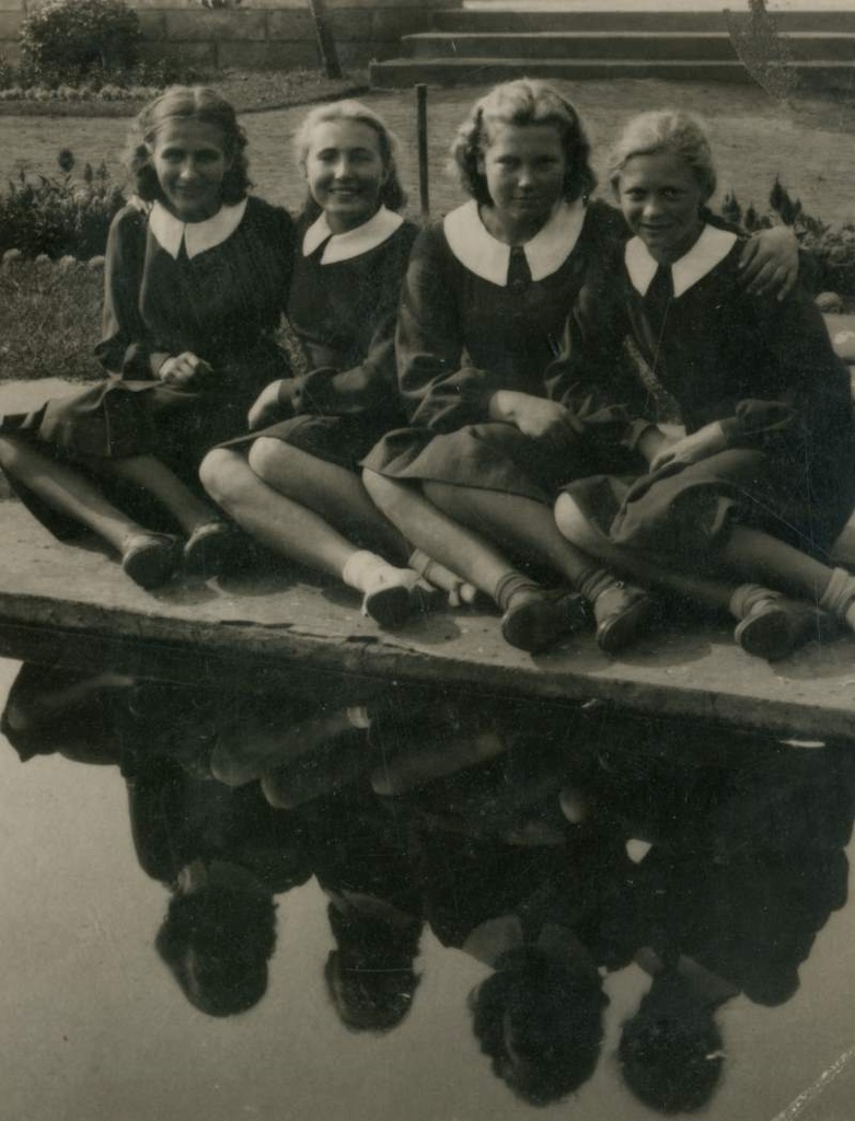 Foto. Grupp koolitüdrukuid Koidula pargis. Aino Vahteri kooliõdede pildid Pärnu Gümnaasiumist ajavahemikul 1936-1940