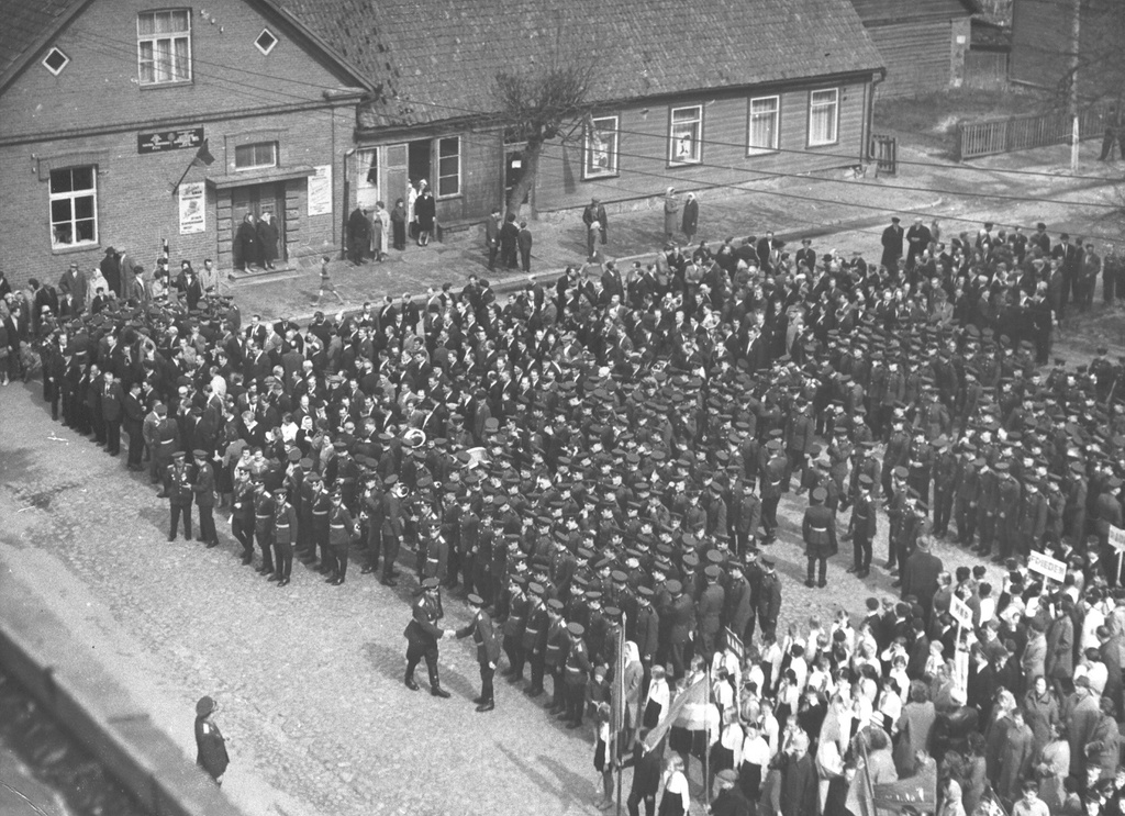 Foto. Suure Isamaasõja 20.aastapäevale pühenmdatud miiting Võrus 9.mail 1965.a. Vaade demonstrantidele.