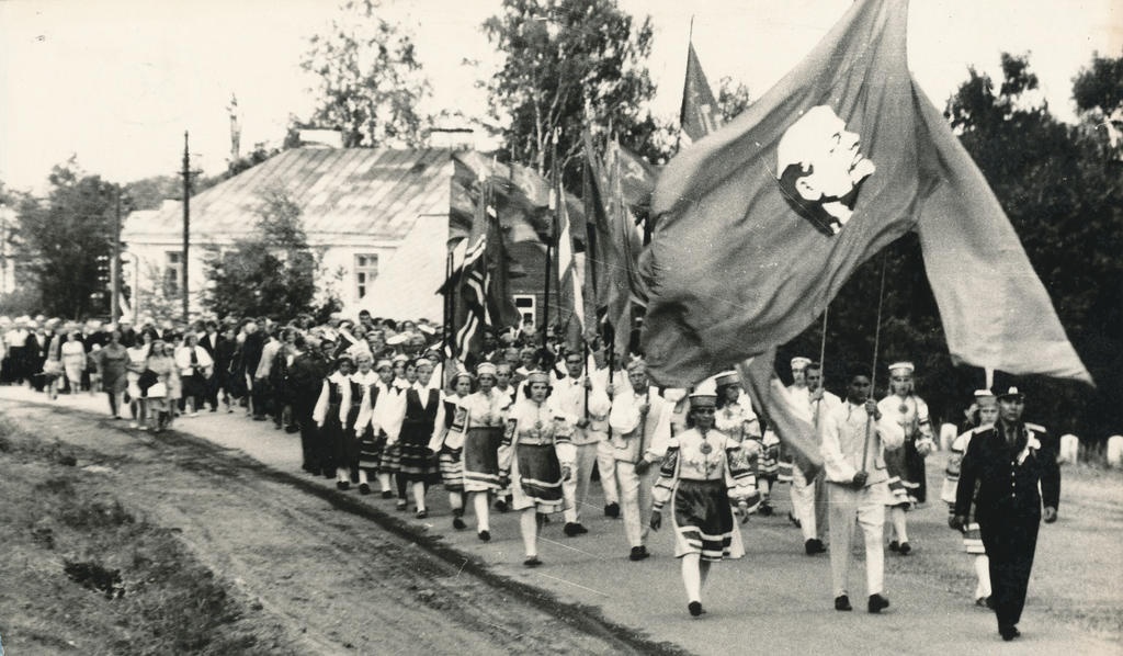 Foto. Kolonn teel  Suures Isamaasõjas langenute kalmudele Võrus