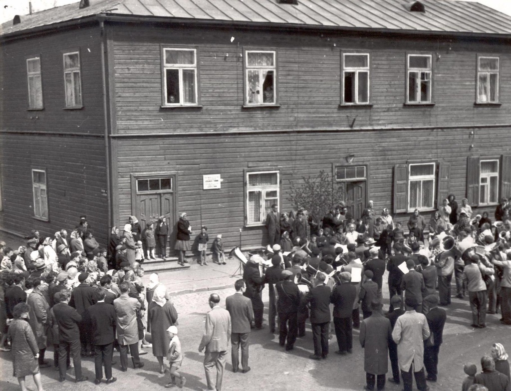 Foto. Helilooja Ed. Tamme mälestustahvli avamine 30.mail 1965.a. Võrus, Kreutzwaldi t. 51 majale, kus ta elas 1933 - 1941.