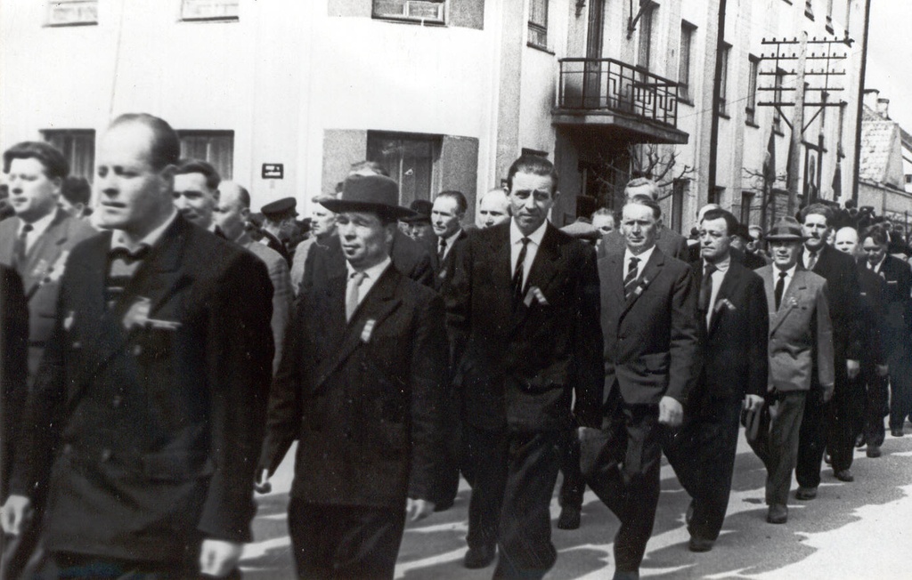 Foto. Suure Isamaasõja võidu 20. aastapäeva pidustused Võrus 9.mail 1965.a. Veteranide demonstratsioon.
