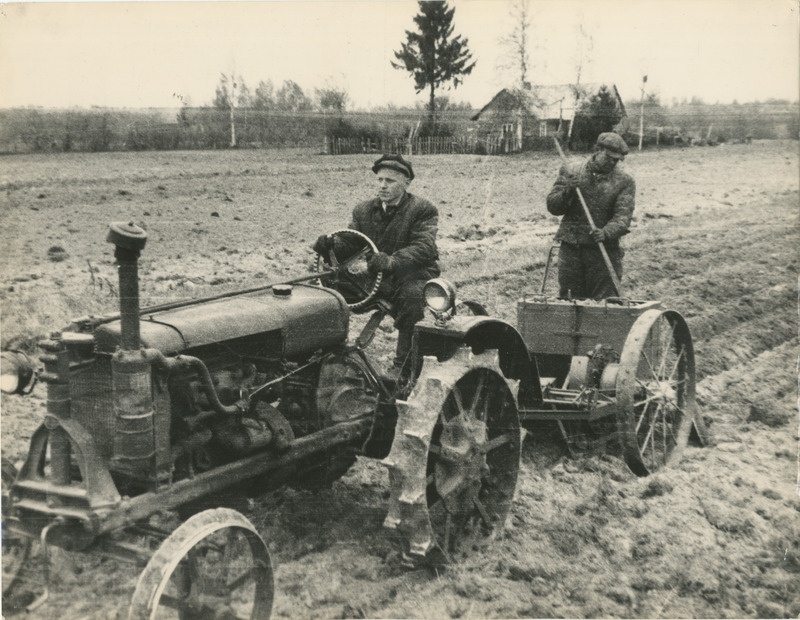 Foto, 1960-70-ndad. Kartulivõtt kolhoosis.