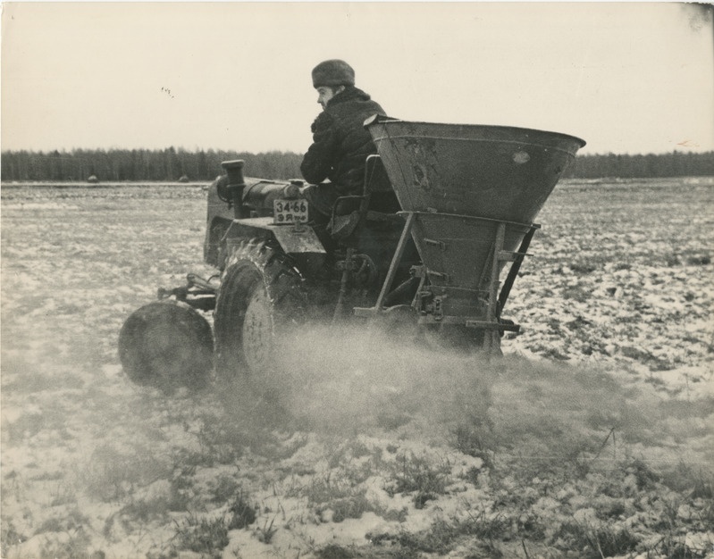 Foto, 1970-ndad. Kombain põllul.