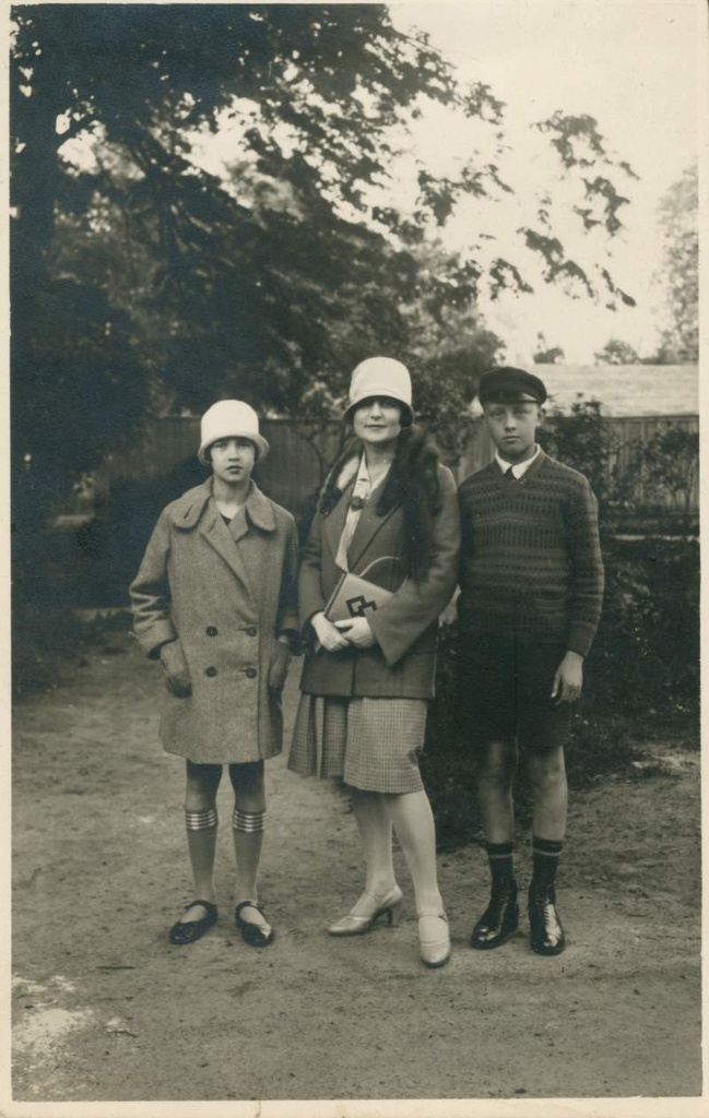 Foto. Naine lastega. Pärnu arst Johann Schanini perekonna fotod.